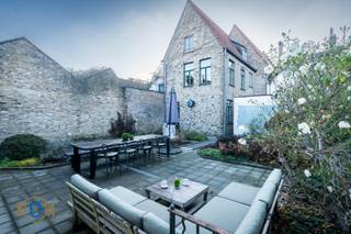 Statige & ruime (320 m2 bew opp) trapgevelwoning gelegen in de geborgenheid van het Ezelstraatkwartier. Het ruime woongeheel zorgt voor...