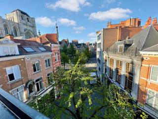 <p><span>Located in the heart of Leuven’s historic and vibrant city centre, in an exceptional location close to the charming and exclusive Mechelsestraat, this recently fully renovated and bright attic studio offers comfortable and contemporary living. The studio is situated on the 4th and top floor of a small, characterful historic building dating back to the early 20th century and equipped with a lift. The property comprises an entrance hall with cloakroom, a modern bathroom with washbasin, toilet and shower, a pleasant and bright living area with sleeping corner and practical built-in cupboards, as well as a fully equipped kitchen. The recent complete renovation provides a fresh, contemporary feel and modern living comfort, while preserving the character of the building. Thanks to its efficient layout and central location, this studio is an ideal home for those looking to enjoy comfortable city living with all the advantages of Leuven’s city centre right on the doorstep. The monthly fixed charges amount to €100 and include the maintenance and cleaning of the common areas, as well as water and heating (via heat meters). Electricity is individually metered. Available from 1 November 2026. No students, registration at the address required and an initial one-year rental agreement. Please do not hesitate to contact Frederik for further information or to arrange a first viewing: </span><span>frederik@immo-time.be</span><span>.</span></p>