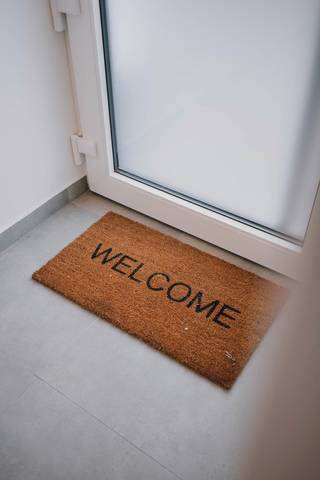 In de gezellige Kerkstraat te Tremelo stellen we met veel enthousiasme deze prachtig gerenoveerde gesloten bebouwing aan u voor. Met een grondoppervlakte van 256 m² en een bewoonbare oppervlakte van 142 m² werd elke vierkante meter hier optimaal benut. De woning is volledig vernieuwd naar hedendaagse normen en behaalt een uitstekende EPC-score A, wat garant staat voor energiezuinig, zorgeloos en toekomstgericht wonen. Door de ruime privatieve parkeerplaatsen achteraan en de bijhorende uitweg, geniet je van een halfopen karakter en heb je nooit meer parkeerstress! <br /><br />Bij het betreden van de woning ervaart u meteen een gevoel van rust en comfort. De lichtrijke leefruimte staat in naadloze verbinding met de moderne open keuken, de ideale plek om gezellig samen te tafelen. Verder beschikt de woning op het gelijkvloers over een praktische berging/wasplaats en een apart toilet. <br />Op de verdiepingen vindt u in totaal drie volwaardige slaapkamers, waarvan de zolderverdieping stijlvol werd ingericht als volwaardige derde slaapkamer. De uitgeruste badkamer en het tweede toilet vervolledigen het comfort. Buiten geniet u op het aangename terras en in het gezellige tuintje van de nodige privacy. <br /><br />Een instapklare parel die stijl, duurzaamheid en een uitstekende ligging perfect combineert!