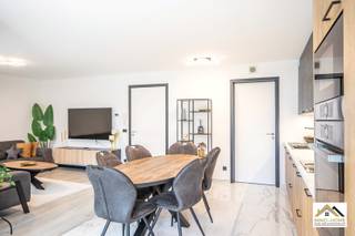 Recent en verzorgd 2-kamerappartement met terras, gelegen in een rustige woonomgeving in Sint-Amandsberg. Het appartement maakt deel uit van een moderne residentie en biedt een praktische indeling met aangename lichtinval. De leefruimte sluit naadloos aan op de open, hedendaagse keuken die voorzien is van de nodige toestellen en opbergruimte. Aansluitend bevindt zich een aparte berging naast de keuken, geschikt voor wasmachines en extra voorraad. Vanuit de woonkamer is er directe toegang tot het terras, waar u in alle rust kan genieten van de buitenruimte met uitzonderlijk zicht op het nabij gelegen bos. De twee slaapkamers zijn volwaardig en bieden voldoende plaats voor een comfortabel verblijf of een combinatie van slapen en werken. De badkamer is uitgerust met een eigentijdse afwerking en beschikt over een inloopdouche en wastafel. Daarnaast is er een afzonderlijk toilet aanwezig. Het appartement bevindt zich in een recente bouw, wat zorgt voor een goede energieprestatie en hedendaags wooncomfort. Extra troeven zijn de inbegrepen autostandplaats, een privatieve kelderberging en een gemeenschappelijke fietsstalling. Gelegen in een rustige buurt, met vlotte verbinding naar het centrum van Gent, openbaar vervoer en winkels in de nabijheid. Een interessante opportuniteit voor eigen bewoning of als investering. Parkeerplaats verplicht aan te kopen: €25 000. Inschrijven via mail naar tommy@immo-home.be, geen telefonische inschrijvingen! Volg ons op Fb en Insta. Voor meer info: www.immo-home.be. GRATIS SCHATTING &amp; GRATIS FINANCIEEL ADVIES