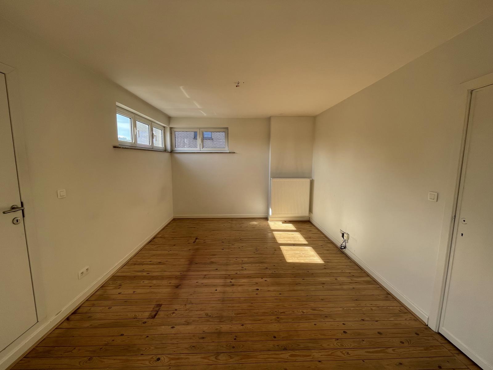 AALST - Gerenoveerd duplexappartement vlakbij het centrum. - foto 4