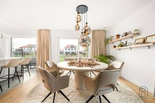 Ontdek wonen op z’n best in Sint-Elooistraat, Anzegem: 4 halfopen nieuwbouwwoningen die comfort, energiezuinigheid en hedendaagse architectuur perfect combineren.Elke woning is ontworpen met een doordachte indeling en uitgerust met de nieuwste technieken voor maximaal wooncomfort en lage energiekosten. De leefruimte voelt ruim en licht aan en sluit mooi aan op een moderne woonbeleving—ideaal voor gezellige momenten met familie en vrienden.Op de verdieping bevinden zich 3 volwaardige slaapkamers en een stijlvolle badkamer waar je helemaal tot rust komt. Extra troef: een zolderruimte bereikbaar via een vaste trap. Perfect als hobbyruimte, bureau, extra bergruimte of om later verder af te werken volgens jouw plannen.Troeven op een rij:- Energiezuinig wonen dankzij moderne technieken- 3 slaapkamers en een comfortabele badkamer- Zolder via vaste trap: extra ruimte met mogelijkhedenMeer informatie of een bezoek? Contacteer emiel@immobeguin.be