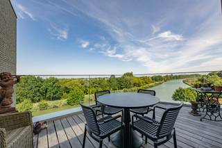 <p><u><strong>SCHRIJF JE NU IN VOOR DE BEZOEKDAG OP 19/09/2026</strong></u><br /><br />Welkom in deze schitterende penthouse, gelegen op de vijfde verdieping van een modern gebouw aan de Zuidkaai in Izegem. Deze instapklare penthouse biedt een luxe afwerking die een warme en stijlvolle ambiance creëert. Met een royale bewoonbare oppervlakte van 168 m² en twee terrassen van 20 en 30 m², beschikt u hier over een prachtige leefruimte die perfect is voor zowel ontspanning als het ontvangen van gasten. De woonkamer is licht en uitnodigend, terwijl de open keuken aanzet tot culinaire creaties in een mooie setting.<br /> </p>

<p>Deze woning omvat drie comfortabele slaapkamers, ideaal voor een gezin of als thuiswerkplek, en een zorgvuldig ontworpen badkamer die het welzijn bevordert met de nodige luxe. Het penthouse is niet enkel tijdloos ingericht, maar ook strategisch gelegen in de nabijheid van lokale voorzieningen, zodat u de levendigheid van de stad gemakkelijk kunt ervaren. Dit is de perfecte plek voor wie zoekt naar een harmonieuze combinatie van comfort en stijl in een bruisende omgeving.<br /><br />Extra troeven: </p>

<ul>
	<li>Vloerverwarming</li>
	<li>Regenwater op terras</li>
	<li>Zonneluifels, screens en vliegenhor</li>
	<li>Waterontkalker</li>
	<li>Domotica</li>
</ul>

<p><br />Parkeerplaats moet verplicht aangekocht worden aan een prijs van <strong>22.000 euro </strong>met optie tot garagebox 35.000 euro.<br /><br />Interesse in deze topper? Neem snel contact op met Dominique +32 476 77 31 31  of Dominique@vastgoedcanniere.be en ontdek jouw toekomstige droom penthouse!</p>