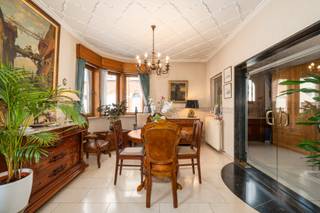 <p>Woning in het centrum van Machelen, nabij openbaar vervoer en alle dagelijkse voorzieningen.<br /><br />Deze driegevelwoning combineert een centrale ligging met verrassend veel ruimte en een grote tuin van 300 m². De woning biedt een praktische indeling met drie slaapkamers, lichtrijke leefruimtes en een veranda met zicht op de tuin. Een absolute meerwaarde zijn de zes garages, ideaal voor zelfstandigen, hobbyisten, opslag of extra parkeermogelijkheden. Dankzij de residentiële ligging woon je rustig en toch vlak bij winkels, scholen en openbaar vervoer. Een interessante woning voor wie ruimte en mogelijkheden zoekt in hartje Machelen.<br /><br /><u><strong>Belangrijke ruimtes:</strong></u><br />• Ruime living: 27,5 m²<br />• Eetkamer: 14 m²<br />• Keuken:13,6 m² <br />• Veranda: 12,3 m²<br />• Wasplaats: 5 m²<br />• Apart toilet<br />• Badkamer: 8 m²<br />• Drie slaapkamers: 13,5 m², 13,8 m² en 13,8 m²<br />• Zolder: 30 m² met extra opbergmogelijkheden<br />• Zes garages van verschillende oppervlaktes<br />• Grote tuin van 300 m²<br /><br /><u><strong>Troeven:</strong></u><br />• Ruime driegevelwoning met grote tuin in centrum Machelen<br />• Centrale ligging nabij winkels en openbaar vervoer<br />• Zes garages met tal van mogelijkheden<br /><br />Meer informatie of een bezoek met Margaux Mulkers? Contacteer ons via +3223351115.<br />JOUW DROOMHUIS. ZO GEVONDEN!</p>