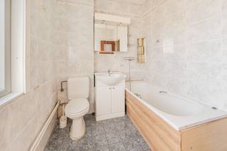 <p>Deze te renoveren gezinswoning biedt een uitstekende kans voor wie op zoek is naar ruimte, potentieel en een centrale ligging. De woning beschikt over drie ruime slaapkamers, een aangename tuin en een grote garage, waardoor ze de ideale basis vormt om volledig naar eigen smaak en wensen te moderniseren. Gelegen op een toplocatie, vlak bij Site De Naeyer, geniet u van tal van recreatiemogelijkheden, terwijl ook winkels, scholen, openbaar vervoer en belangrijke invalswegen zich in de nabije omgeving bevinden. Dankzij de ruime indeling en de gunstige ligging is dit de perfecte woning voor gezinnen, handige renovateurs of investeerders die op zoek zijn naar een eigendom met tal van mogelijkheden. Ontdek zelf het potentieel van deze woning en maak van dit renovatieproject uw droomthuis.</p><p>Stedbk inl: Vg, Wg, Gmo, Vkr, Gvv</p>