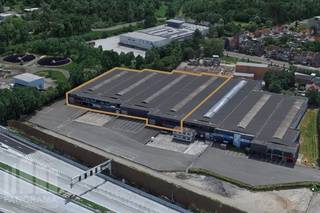 <strong>8.037 m² magazijn</strong> met <strong>406 m² kantoren</strong> en<strong> 243 m² archiefruimte </strong>te huur<br /><br />Dit ruime magazijn is uitstekend gelegen aan het knooppunt E34 & E17 en geniet van een vlotte verbinding naar Antwerpen, Gent en het Waasland.<br /><br />De magazijnruimte beschikt over een <strong>vrije hoogte van 6 m</strong>, meerdere <strong>laadkades en sectionale poorten</strong>, lichtstraten voor extra daglicht, <strong>LED-verlichting</strong> en een gepolierde betonvloer. Vooraan het gebouw is er ruime parkeergelegenheid beschikbaar. De kantoren op de eerste verdieping zijn instapklaar, voorzien van gasverwarming, een eetplaats met ingerichte kitchenette en LED-verlichting.<br /><br />Bovendien kan het pand opgesplitst worden in twee afzonderlijke units, waardoor het pand ideaal is voor bedrijven die flexibiliteit en schaalbaarheid zoeken.<br /><br />Beschikbaar<strong> vanaf juni 2026,</strong> combineert een strategische ligging met hoogwaardige afwerking.<br /><br />Contacteer PANORAMA B2B voor bijkomende informatie of een vrijblijvend plaatsbezoek<strong> </strong>via <strong>0477 91 10 00</strong>