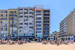 Te renoveren penthouse appartement met frontaal zeezicht en ruime terrassen te Nieuwpoort. Dit uniek appartement is gelegen op de negende verdieping van de Residentie Ter Yde en beschikt over een magnifiek zicht op zee. Bovendien is het appartement zeer centraal gelegen, vlakbij de winkelstraat en horeca.Indeling:- inkomhall (5m²)- woonkamer (16m²)- slaapkamer (6m²)- keuken (6m²) voorzien van een koelkast met diepvriesvakje, oven, kookplaat, vaatwas en wasmachine- badkamer (3m²) met douche, lavabo en toilet- binnenkamer (5m²)- terras vooraan (16m²)- terras achteraan (20m²) met opbergruimteTroeven:- prachtig zeezicht- uiterst centraal gelegen- bovenste verdiepingBent u op zoek naar een te renoveren dakappartement met frontaal zeezicht? Aarzel niet ons te contacteren.Dit pand is onderworpen aan de renovatieverplichting van de Vlaamse overheid voor residentiële gebouwen (behoudens bij sloop binnen 5 jaar na de aankoop). Consulteer voor meer informatie de website van het Vlaams Energie- en Klimaatagentschap via https://www.vlaanderen.be/een-woning-kopen/renovatieverplichting-voor-residentiele-gebouwen