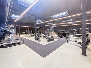 Het handelspand dat we hier te huur aanbieden in Deurne beschikt over +- 559m² en fungeert momenteel als een winkel die fitness artikelen...