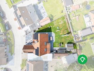 Deze landelijke woning bevindt zich in een rustige woonwijk in Koekelare, met als extra troef het speelplein en de recreatiezone De Mote grenzend aan de achtertuin. Ideaal voor gezinnen die houden van rust, maar toch dicht bij alle voorzieningen willen wonen zoals scholen, winkels, openbaar vervoer en speeltuinen.<br /><br />Indeling van de woning:<br />U komt binnen via de inkomhal met gastentoilet. Van hieruit bereikt u de lichtrijke leefruimte met zicht én toegang tot de zonnige tuin. Aansluitend vindt u de volledig ingerichte keuken, een handige berging/wasplaats, een douchekamer (perfect na tuinwerk of buitenspelen van de kinderen en/of hond) en een inpandige garage.<br /><br />Op de eerste verdieping bevinden zich drie volwaardige slaapkamers, een badkamer met bad, toilet en lavabomeubel, en een praktische zolderruimte voor extra opslag.<br /><br />De afgesloten tuin biedt volledige privacy en is een zalige plek om tot rust te komen.<br /><br />Troeven van de woning? <br />✔ Regenwater aanwezig<br />✔ Zonnepanelen <br />✔ Blanco elektriciteitsrapport <br />✔ Geen renovatieverplichting <br /><br />Geïnteresseerd? Contacteer ons gerust voor een bezoek en ontdek deze woning.