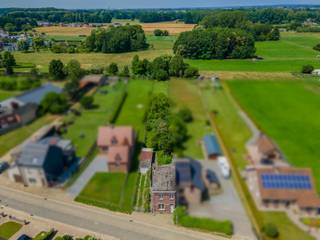 <strong>Te renoveren 3-gevelwoning op een groot terrein van bijna 12are, ideaal gelegen in een landelijke omgeving tussen het centrum van Everberg en Meerbeek.</strong><br />Gelijkvloers: Woonkamer welke opgesplitst in woon -en eetkamer, keuken en badkamer. Vanuit de keuken is er toegang naar het terras en de grote tuin.<br />Eerste verdieping: 2 slaapkamers (18m2 en 11m2).<br />Zolderverdieping: 2 deels afgewerkte slaapkamers (16,5m2 en 14m2).<br />Kelderverdieping: kelder van +/- 35m2.