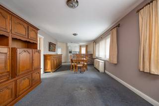 Op de Edward Claessenslaan 64 in Niel bevindt zich dit aangename gelijkvloerse appartement met een gezellige gemeenschappelijke buitenruimte.<br /><br />Dankzij de hoekligging geniet het appartement van veel natuurlijke lichtinval. Het beschikt over een praktische indeling met een leefruimte, één volwaardige slaapkamer en een badkamer met wc. Via de inkomhal is er toegang tot de aangename buitenruimte.<br /><br />Het appartement is centraal gelegen, in de buurt van winkels, openbaar vervoer en andere dagelijkse voorzieningen. Ook de omliggende gemeenten en belangrijke verbindingswegen zijn vlot bereikbaar.<br /><br />Een bijkomende troef is dat er geen renovatieplicht van toepassing is.<br /><br />Enkele troeven:<br />- Gelijkvloers appartement<br />- Lage gemeenschappelijke kosten (gezien geen lift)<br />- Hoekligging met veel natuurlijke lichtinval<br />- Gemeenschappelijke buitenruimte<br />- Centrale en vlot bereikbare ligging<br />- Geen renovatieplicht<br /><br />Een interessant appartement voor starters, alleenstaanden, koppels of investeerders die op zoek zijn naar een praktische woonst op een centrale locatie in Niel.<br /><br />Graag meer info/een bezoek?<br />Contacteer ons via 0492 83 88 19 of jarno@groepvanhaute.be