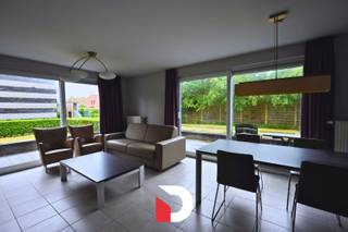 Ben je op zoek naar een comfortabel en instapklaar appartement aan zee, waar licht, rust en praktisch wonen samenkomen?<br /><br />Dit éénslaapkamerappartement op de benedenverdieping biedt een aangename woonbeleving in een verzorgd domein op wandelafstand van het strand en vlak bij de Royal Ostend Golf Club.<br /><br />De leefruimte met open keuken vormt het hart van het appartement en sluit mooi aan op het terras, de ideale plek om te genieten van de zon en de frisse zeelucht. Dankzij de ligging op de benedenverdieping geniet je van extra comfort en een vlotte toegankelijkheid.<br /><br />Het appartement beschikt over één slaapkamer, een badkamer en praktische bergruimte. De doordachte indeling en kwalitatieve afwerking zorgen ervoor dat dit appartement volledig instapklaar is.<br /><br />Een perfecte keuze voor wie op zoek is naar een comfortabel tweede verblijf, een zorgeloze investering of een gezellige woonst dicht bij zee.