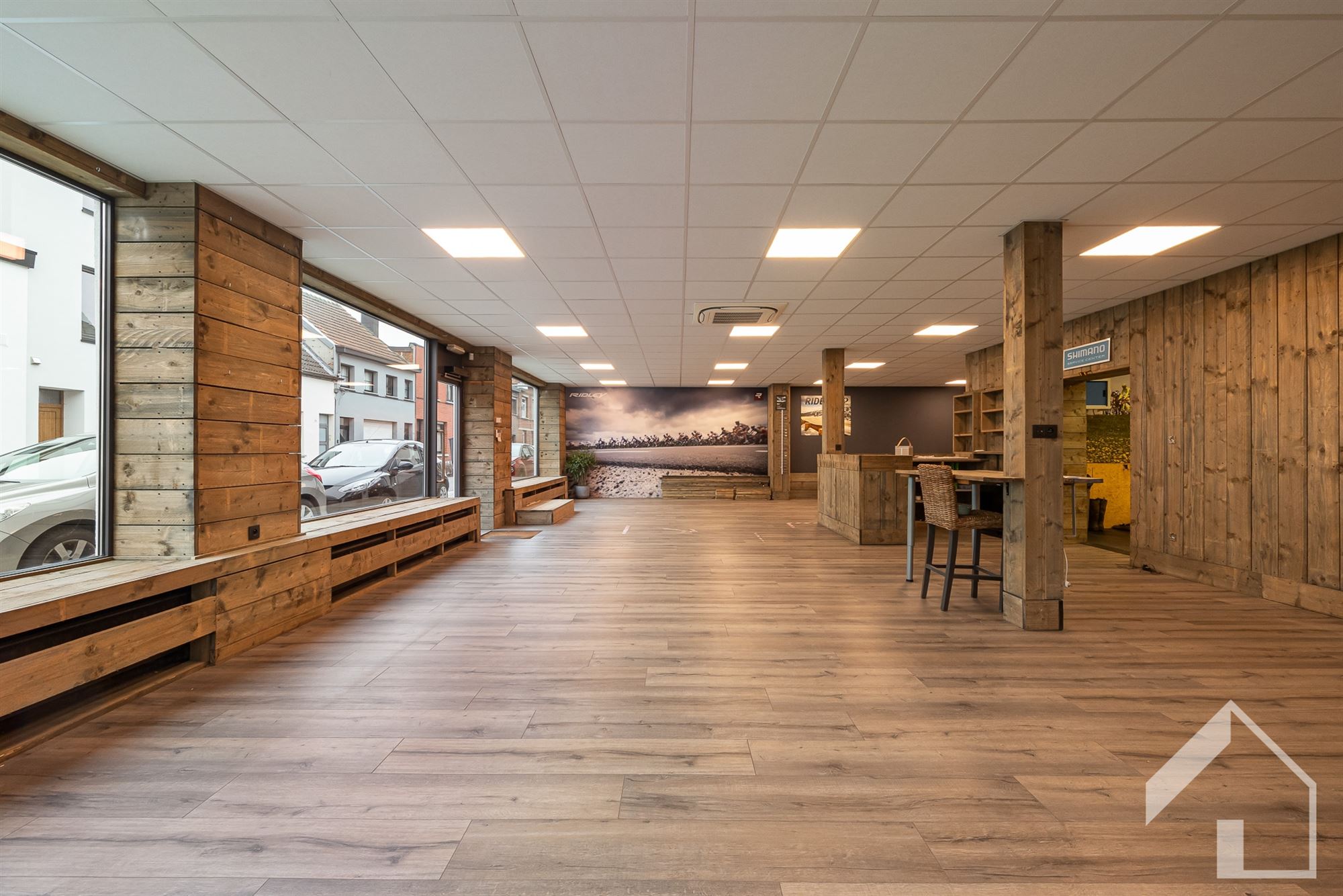 Gelijkvloers handelspand (300m2) + groot gerenoveerd appartement van 137m2 - foto 2