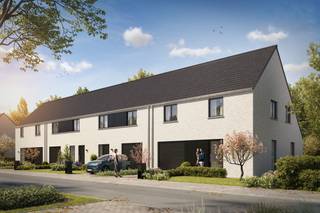 Op de grens van Roeselare en Hooglede, langs de Gitsestraat, bouwen we deze stijlvolle halfopen en gesloten nieuwbouwwoningen in een rustige, kindvriendelijke omgeving. De moderne architectuur gaat hier hand in hand met een vlotte bereikbaarheid en een aangename, groene leefomgeving. Dankzij de nabijheid van de autosnelweg en het openbaar vervoer ben je altijd snel onderweg. Ook scholen, ziekenhuizen, winkels en tal van recreatiemogelijkheden bevinden zich vlakbij, wat deze locatie bijzonder aantrekkelijk maakt voor gezinnen, koppels en senioren.<br />De gesloten woningen beschikken achteraan over een handige achteruitweg te voet of met de fiets.<br /><br /><strong>Voordelen van deze woningen zijn zeker:</strong>
<ul>
<li>Energiezuinige woning;</li>
<li>Beschikken over vloerverwarming op het gelijkvloers in combinatie met het warmtenet;</li>
<li>3 ruime slaapkamers;</li>
<li>Badkamer uitgerust met een inloopdouche, bad en dubbel lavabomeubel;</li>
<li>Inpandige garage.</li>
</ul>
Wil je meer informatie? Neem dan contact op met ons!