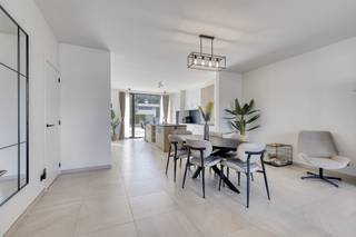 Deze hoogwaardige nieuwbouwwoning werd afgewerkt met uitzonderlijke aandacht voor detail. Via de inkomhal met veiligheidsdeur en gastentoilet komt...