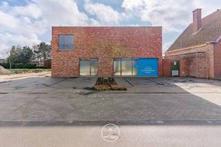 LIGGINGDit nieuwbouw handelspand is gelegen in project Olympia, een residentiële site met aandacht voor bouwkwaliteit en groenvoorziening. Met deze...