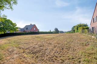 Op zoek naar de ideale basis voor uw nieuwbouwproject? Deze uitzonderlijke bouwgrond tussen Essestraat 149 en 157 in Impe telt maar liefst 3.140 m², verdeeld over 2 percelen bestemd voor open bebouwing. Met een straatbreedte van 29 meter en een prachtig open zicht biedt dit perceel een zeldzame ruimtelijke vrijheid om uw droomwoning vorm te geven. Ruimte, vergezicht en bouwvrijheid in één adres.<br /><br />Troeven op een rij:<br /><br />- Totale oppervlakte van 3.140 m², verdeeld over 2 percelen voor 1 open bebouwing<br />- Straatbreedte van 29 meter met tal van bouwmogelijkheden (villa, gezinswoning of meergezinsproject, volgens stedenbouwkundige voorschriften)<br />- Prachtig, open zicht<br />- Gunstige oriëntatie voor optimale lichtinval<br />- Rustige, groene buurt met uitstekende verbinding tegenover de E40 Brussel -Oostende<br /><br />Interesse? Contacteer ons vandaag nog voor meer info of een bezoek ter plaatse.