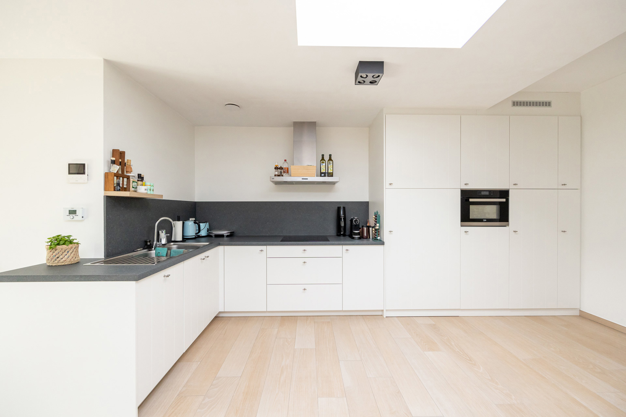 Luxueus gelijkvloers appartement met tuin en garage te huur in het centrum van Westmalle! - foto 5