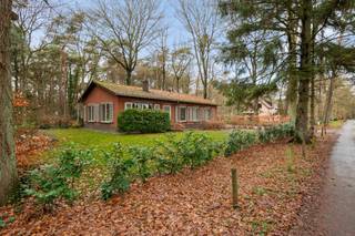 Uniek gelegen woning te Kapellenbos op een perceel villagrond van 3.620m² en een straatbreedte van 50 meter! Vanuit de woning is er een uniek zicht...