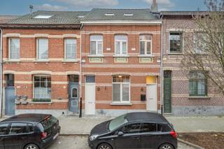 <p>Deze instapklare rijwoning met beschermde en mooie voorgevel is gunstig gelegen in de nabijheid van het treinstation (±250 m), openbaar vervoer, winkels en scholen.</p>
<p><strong>GELIJKVLOERS</strong><br />Inkomhal met aansluitend een multifunctionele ruimte (bureau of hobbyruimte).<br />Apart toilet en bergruimte. <br />Een lichtrijke leefruimte met hoge plafonds wat zorgt voor een aangenaam ruimtelijk gevoel en uitgeeft op het terras en de tuin.<br />Keuken.<br /><br /><strong>VERDIEPING 1 <br /></strong>2 slaapkamers.<br />Ruime badkamer met bad, douche, dubbele lavabo en toilet.</p>
<p><strong>VERDIEPING 2<br /></strong>Grote geïsoleerd ruimte met dakramen, geschikt voor 1 of 2 extra slaapkamers of andere bestemming.<br /><br /><strong>TECHNISCHE TROEVEN</strong><br />Vernieuwd dak: vooraan (2014) – achteraan (2019)<br />Dubbel glas: voorgevel (2016) – achteraan (2019)<br />Nieuwe CV-ketel Bulex (2021)<br />Zonnepanelen (2022)<br />Droge kelder<br /><br />Aan de voorzijde van de woning is er een aparte toegangsdeur die toegang geeft tot de fietsenberging. <br /><br /><strong>POSITIEVE ASPECTEN<br /></strong>Instapklaar.<br />Karaktervolle woning<br />Toplocatie in Hemiksem.<br />Uitbreidingsmogelijkheden.</p>