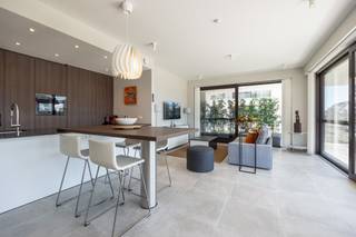 <p>Stijlvol en ruim appartement <strong>tussen Nieuwpoort-Bad en Nieuwpoort-Stad</strong></p>
<p>Gelegen aan de Albert-I-Laan, tussen het levendige Nieuwpoort-Bad en het charmante Nieuwpoort-Stad, vindt u dit uitzonderlijke appartement dat ruimte, comfort en licht combineert.</p>
<p>Binnenin geniet u van een warm en elegant interieur, met een lichtrijke leefruimte op vloerverwarming die naadloos overgaat in de ruime terrassen. De open keuken van Diapal is volledig uitgerust met de gebruikelijke toestellen en vormt het hart van het appartement. Verder zijn er drie volwaardige slaapkamers en twee badkamers, voorzien van zowel een inloopdouche als een ligbad — ideaal voor permanente bewoning of een tweede verblijf aan zee.</p>
<p>Dankzij de centrale maar rustige ligging bevinden winkels, restaurants en de gezellige sfeer van Nieuwpoort zich op wandelafstand. Op ca. 500 meter vindt u het strand en de jachthaven. Dit appartement vormt de perfecte uitvalsbasis om volop te genieten van alles wat Nieuwpoort te bieden heeft: van ontspannen wandelingen langs de waterkant en fietstochten door het groen, tot genieten van de zon op een van de terrassen.</p>
<p>Voor extra comfort is er de mogelijkheid tot aankoop van een ondergrondse garagebox op -1.<br /><br />Verkoop onder registratierechten.</p>
<span> </span>