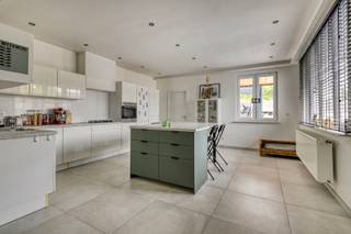 Hedendaagse instapklare 3-gevelwoning met grote tuin, overdekt terras en vijver. Op zoek naar een woning die rust en groen combineert met een...