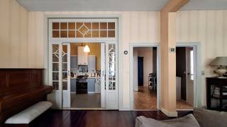 Dit ruime en karaktervolle appartement van 121m² is centraal gelegen in Antwerpen, nabij de Zoo en het Centraal Station.Het appartement bevindt zich...