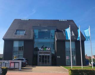 Strategisch gelegen kantoorruimte van 396 m² te huur. Op amper 800 meter van de Knokkebaan met een snelle verbinding naar het op- en...