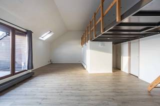 Ruim loftappartement met 3 slaapkamers, mezzanine, terras en staanplaats. Bent u op zoek naar een ruim en lichtrijk appartement met karakter? Dan is dit prachtige appartement in loftstijl zeker een bezoek waard! <br /><br />Gelegen op de tweede verdieping van een kleinschalig gebouw zonder lift, geniet dit appartement van een open en luchtige indeling met veel natuurlijke lichtinval. Via de inkomhal bereikt u de ruime leefruimte met open keuken, die uitgerust is met een vaatwasmachine, koelkast, kookplaat, oven en dubbele spoelbak. Aansluitend bevindt zich een aangenaam zonneterras, waar u in alle rust kan genieten. Het appartement beschikt verder over 3 volwaardige slaapkamers, een badkamer met ligbad, douche en enkele wastafel, een apart toilet en een praktische mezzanine, ideaal als bureau, hobbyruimte of polyvalente ruimte.<br /><br />Extra troef: een staanplaats is inbegrepen.<br /><br />Dankzij de combinatie van ruimte, lichtinval en een unieke loftuitstraling is dit appartement ideaal voor wie op zoek is naar comfortabel wonen met een eigentijdse touch.<br /><br />Bovendien beschikt het appartement over interessant energetisch potentieel: mits het isoleren van het dak langs de binnenzijde kan het EPC-label verbeterd worden naar label C, wat een mooie meerwaarde biedt op vlak van energiezuinigheid en toekomstgericht wonen.<br /><br />Interesse? Neem contact op met ons kantoor via 053423001 of via info@verrassendvastgoed.be