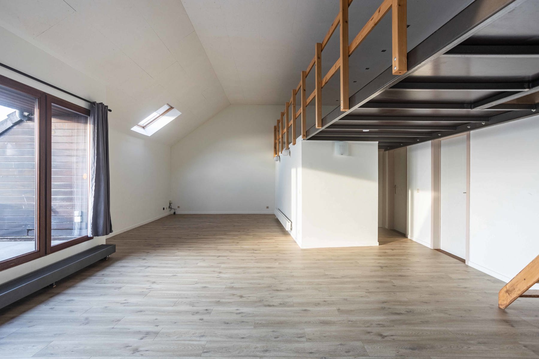 Te koop: ruim dakappartement met terras en private parking - foto 3