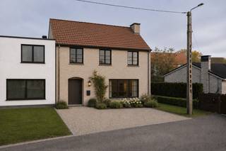 <strong>Waregem:</strong> dit bouwrijp perceel is gelegen in de Eertbruggestraat en Grasdreef in Waregem.<br />Dit is een A+ locatie, gelegen in een rustige gegeerde wijk en toch vlakbij scholen, winkels en het centrum.<br />
<ul><li>voorzien om aan te bouwen aan de bestaande woning.</li><li>bebouwbare zone is 9 m breed op 15 m diep</li><li>geen bouwverplichting </li></ul>
<br />Heeft u interesse in deze bouwgrond neem dan vrijblijvend contact op met ons kantoor.