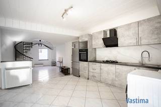 Geen zin om totale renovatiewerken uit te voeren? Dan is deze gezellige woning écht iets voor jou. Deze woning kan je helemaal naar jouw smaak inrichten, zonder grote verbouwingen.<br /><br />Met haar gunstige ligging woon je op korte afstand van het centrum, winkels, scholen, openbaar vervoer, belangrijke in- en uitvalswegen en natuur.<br /><br />Bij het binnenkomen word je verwelkomd in een praktische inkomhal die je meteen naar de leefruimte leidt. De woonkamer en de geïnstalleerde keuken vloeien naadloos in elkaar over, waardoor je geniet van een open en huiselijke sfeer. Dankzij het grote schuifraam naar de zuidgerichte tuin baadt de leefruimte in natuurlijk licht – een troef voor wie houdt van helderheid en ruimtegevoel. Op het gelijkvloers vind je ook de badkamer, uitgerust met bad, lavabo en toilet – handig en comfortabel.<br /><br />Op de eerste verdieping bevinden zich twee volwaardige, verwarmde kamers die je volledig naar wens kan inrichten.<br /><br />De onderhoudsvriendelijke stadstuin is perfect georiënteerd op het zuiden en vormt een ideale plek om in de zomer urenlang te ontspannen. Achteraan de tuin is er een praktisch opberghok voorzien – ideaal voor tuinmateriaal of extra opslag.<br /><br />EPC label C - geen renovatieplicht / Recent geïsoleerde achtergevel / Dubbel glas / CV op aardgas - verwarming voorzien in de gehele woning / Elektriciteit conform / Beperkt KI: € 267... … Mogelijkheid tot aankoop aan 2 % verkooprechten met extra rechtenvermindering van 1.867,00 EURO.<br /><br />Ideaal als starterswoning of voor jonge gezinnen. Dankzij de goede ligging en het sterke verhuurpotentieel is de woning ook interessant als investering.<br /><br />Plan vandaag nog je bezoek en laat je ter plaatse overtuigen.