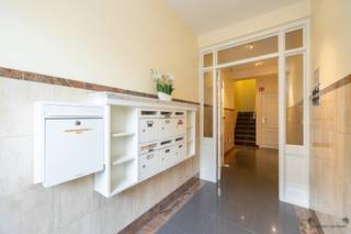 <p><span>In het hart van Schoten vind je dit mooie en lichte appartement met houten vloeren. Dankzij de royale, lichtrijke leefruimte van 33 m² geniet je hier van een aangenaam ruim gevoel ideaal voor een gezellige zithoek én een eetgedeelte.</span></p><p><span>De keuken is praktisch ingericht en sluit aan op een aparte berging, handig voor voorraad of wasmachine. Het appartement beschikt over twee volwaardige slaapkamers (11 m² en 12 m²) en een lichte badkamer met inloopdouche.</span></p><p><span>Op het zonnige terras is het heerlijk genieten van een koffiepauze of ontspannen na het werk.</span></p><p><span>Een afgesloten garagebox kan apart worden aangekocht voor € 30.000.</span></p><p><span>Met winkels, horeca en openbaar vervoer op wandelafstand is dit appartement de perfecte keuze voor wie comfortabel en centraal wil wonen, zonder in te boeten aan rust en licht.</span></p><p><span> </span></p><p><span>Ben je geïnteresseerd in dit mooie appartement, neem dan snel contact met ons op!</span></p>