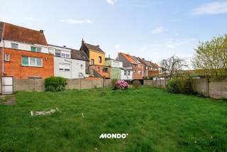 Cherchez-vous un projet de rénovation stratégiquement situé avec un énorme potentiel ? Cette maison structurellement saine située au 82 Boomsestraat à Niel offre une combinaison rare d'espace, de polyvalence et d'excellente accessibilité. Grâce à l'atelier/entrepôt spacieux à l'arrière et au double garage, cette propriété est la base idéale pour un travailleur indépendant, une profession libérale ou un passionné de loisirs étendu.<br /><br />Un atout absolu est l'accessibilité facile via une entrée latérale et arrière.<br /><br />Points forts de la maison :<br />Grand entrepôt/atelier et double garage : Idéal pour le stockage, l'espace de travail ou un cabinet à domicile.<br />Parcelle unique (environ 550 m²) : Une oasis de verdure profonde et paisible au milieu du centre. Un jardin de cette taille est une rareté absolue dans la région.<br />Entièrement sous-sol : Un sous-sol sec et fonctionnel offrant un espace de stockage supplémentaire ou un espace de loisirs.<br /><br />Premier étage : Un escalier fixe mène à 3 chambres spacieuses et complètes sans compromis en termes de confort.<br /><br />Emplacement stratégique :<br />Situé au cœur de Niel, vous bénéficiez ici d'une excellente mobilité. Il y a une connexion rapide à l'A12 et à l'E19, ce qui rend Anvers et Bruxelles facilement accessibles. Vous combinez ici le confort d'un emplacement central avec le calme d'un espace extérieur spacieux.<br /><br />Êtes-vous prêt à faire de cette maison votre maison de rêve ou votre nouveau lieu d'entreprise ? Contactez-nous dès aujourd'hui pour plus d'informations ou une visite sur place.<br />Tim - 0483 60 60 60 - tim@mondovastgoed.be