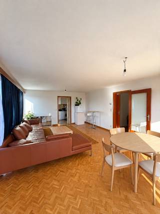 TE HUUR - ZWIJNAARDE. Op de tweede verdieping van een gebouw bevindt zich dit ruime appartement met twee volwaardige slaapkamers. De lichte woonkamer ademt karakter dankzij de warme parketvloer en biedt alle ruimte voor een gezellige zit- en eethoek. De vintage uitstraling geeft het appartement een eigen charme.<br /><br />Vanuit de inkomhal bereikt u het aparte toilet, de woonkamer, de keuken met aansluitende berging, de twee ruime slaapkamers en de badkamer. Een aangename plek voor wie houdt van licht, ruimte en een interieur met karakter.<br /><br />Huurprijs: € 940 per maand, plus € 70 algemene kosten per maand. Een garage kan optioneel bijgehuurd worden voor € 75 per maand.<br />EPC: Label B: cide 0003608721_RES1