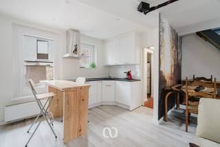 Ben jij op zoek naar een betaalbare en centraal gelegen woning met een goede EPC-score in Oudenaarde? Gevonden!<br /><br />De praktische garage, de uitstekende ligging op een boogscheut van winkels, scholen en openbaar vervoer, en de lichtrijke ruimtes zijn maar enkele van de vele troeven die we hier terugvinden.<br /><br />INDELING:<br /><br />GLV:<br />Je kan de woning betreden via de inkomhal of rechtstreeks via de garage, wat zorgt voor extra comfort en gebruiksgemak.<br /><br />1eV:<br />Op het eerste verdiep bevindt zich het leefgedeelte. Hier vinden we een open leefruimte met keuken, een praktische wasplaats en een gastentoilet.<br /><br />2eV:<br />Op het tweede verdiep kom je boven in een ruime nachthal die perfect kan dienen als bureau of hobbyruimte. Verder bevinden zich hier twee slaapkamers en een badkamer.<br /><br />Ben jij op zoek naar een betaalbare woning met garage en een centrale ligging in Oudenaarde? Aarzel dan zeker niet en plan vandaag nog je bezoek in!
