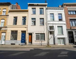 Ruime woning met mogelijkheden op het bruisende ZuidOp een uitstekende locatie op het Zuid, vlakbij het Hof Van Leysen en de Markgravelei, bevindt...