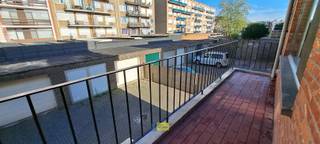 <p><span>In een autoluwe straat nabij de Lambrechtshoekenlaan met verschillende winkelfaciliteiten en nabij openbaar vervoer bevindt zich dit gemoderniseerd HOB appartement met 2 ruime slaapkamers in een klein gebouw op de 1ste verdieping.</span></p><p><span>Het appartement is voorzien van een douchebadkamer, apart toilet en een nieuw ingerichte keuken met doorgang naar een ruim terras. Verder zijn er 2 individuele kelderbergingen.</span></p><p><span>De elektrische installatie is vernieuwd en slaapkamers + living zijn voorzien van nieuwe laminaatvloeren.</span></p><p><span>Achteraan het gebouw een individuele garagebox</span></p><p><span> </span></p>