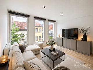 Mooi appartement op de tweede verdieping met een riant terras. Inkomhal, lichtrijke leefruimte (ca 37m²) met een open geïnstalleerde keuken. De moderne keuken is uitgerust met keramische kookplaat, oven, dampkap, vaatwasser en koelkast met vriesvak. Vanuit de keuken toegang tot het riante terras (ca.13m²) met een open en groen uitzicht. Ruime slaapkamer (ca 18m²) is gelegen aan de voorzijde De badkamer is voorzien van een toilet, inloopdouche en badkamermeubel. Ook is er een aparte berging (ca 3m2) met aansluiting voor wasmachine en droogkast. Dit appartement combineert comfortabel wonen met een gunstig energieverbruik dankzij het uitstekende EPC-label B. De goede energieprestatie vertaalt zich in lagere energiekosten, een aangenaam binnenklimaat en een duurzame meerwaarde op lange termijn. Ideaal voor wie op zoek is naar een moderne en toekomstgerichte woonst. Elektriciteit Conform. EPC B. Privatieve Cv op gas, dubbele beglazing. Kleinschalig gebouw. Fietsenberging aanwezig op de gelijkvloerse verdieping.