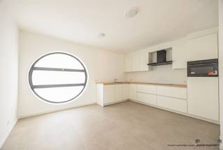 <p><span>Maison rénovée de caractère, offrant un agencement polyvalent, située en face de l'église de Brecht </span></p><p><span> </span></p><p><span>Située dans un emplacement central à Biest, juste en face de l'église de Brecht, cette maison rénovée possède un passé particulier. </span></p><p><span>À l'origine, la maison abritait un cabinet dentaire et l'ancien agencement du cabinet est encore clairement perceptible aujourd'hui. </span></p><p><span>C’est précisément ce qui en fait une maison étonnamment polyvalente, offrant diverses possibilités à ceux qui souhaitent allier vie privée et vie professionnelle ou qui ont besoin d’espace supplémentaire. </span></p><p><span> </span></p><p><span>Dès l’entrée, au rez-de-chaussée, se trouve une pièce spacieuse qui servait à l’origine de salle d’attente. Aujourd’hui, cet espace peut parfaitement être aménagé en chambre, bureau, salle de loisirs ou cabinet professionnel. À cet étage se trouvent également des toilettes pour invités et une salle de bains moderne dotée d’une grande douche à l’italienne et d’un meuble-lavabo double. </span></p><p><span> </span></p><p><span>Le premier étage constitue le cœur de la maison. Le salon lumineux est agrémenté d’un élégant carrelage en céramique et communique directement avec la cuisine ouverte entièrement rénovée. Celle-ci a été installée récemment et est équipée d’appareils encastrés de qualité. L'agencement ouvert crée un cadre de vie agréable où cuisine, repas et détente se marient à merveille. </span></p><p><span> </span></p><p><span>Au deuxième étage se trouvent deux autres chambres spacieuses. La maison dispose ainsi de trois pièces à part entière pouvant être aménagées en chambres, avec en plus la possibilité d’utiliser la pièce du rez-de-chaussée à d’autres fins, selon vos besoins personnels. </span></p><p><span> </span></p><p><span>Les espaces de rangement pratiques ne manquent pas non plus. La maison dispose d’une cave et d’un grand jardin avec terrasse et abri de jardin. L’espace extérieur offre en outre un endroit agréable pour profiter du calme, malgré sa situation centrale. </span></p><p><span> </span></p><p><span>Sur le plan technique, la maison est équipée de fenêtres en aluminium à double vitrage, d’un chauffage électrique et d’une climatisation avec pompe à chaleur air-air, qui peut assurer à la fois le chauffage et la climatisation. </span></p><p><span> </span></p><p><span>Les atouts en bref : </span></p><p><span>- Maison rénovée bénéficiant d'un emplacement central à Brecht</span></p><p><span>- Située juste en face de l'église </span></p><p><span>- Ancien cabinet dentaire avec un agencement particulièrement polyvalent </span></p><p><span>- 3 chambres possibles</span></p><p><span>- Pièce de plain-pied pouvant servir de chambre, de bureau, de cabinet ou d'atelier de loisirs </span></p><p><span>- Cuisine entièrement rénovée et équipée </span></p><p><span>- Salle de bains moderne avec une grande douche à l'italienne </span></p><p><span>- Grande terrasse et jardin avec abri de jardin </span></p><p><span>- Cave </span></p><p><span>- Fenêtres en aluminium à double vitrage</span></p><p><span>- À proximité des commerces, des écoles et des principaux axes routiers.</span></p><p><span> </span></p><p><span>Une maison à </span><span>l'agencement unique</span><span> et à </span><span>l'histoire particulière</span><span> qui, grâce à ses récentes rénovations et à sa situation centrale, constitue une opportunité intéressante pour ceux qui recherchent une maison prête à emménager offrant des possibilités supplémentaires.</span></p>