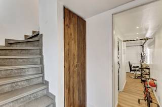 <p>Bent u op zoek naar <strong>een ruim en instapklaar appartement </strong>op een centrale ligging? Dan is dit <strong>volledig gerenoveerde appartement van maar liefst 108 m² </strong>zeker een bezoek waard! Het appartement bevindt zich op een uitstekende locatie, op wandelafstand van het station en het centrum van Liedekerke, met vlotte verbindingen naar omliggende steden en alle nodige voorzieningen binnen handbereik. Bij het betreden van het appartement komt u in de inkomhal, die toegang biedt tot de verschillende ruimtes. Op het gelijkvloers bevindt zich <strong>een garage</strong> die momenteel ingericht is als schoonheidssalon, ideaal voor zelfstandige activiteit of eenvoudig terug om te vormen tot garage. Verder beschikt het appartement over <strong>een lichtrijke en ruime woonkamer </strong>met een open, volledig uitgeruste leefkeuken – de perfecte plek om te ontspannen of gasten te ontvangen. Via de nachthal bereikt men <strong>de twee ruime slaapkamer</strong> en de moderne badkamer. <strong>Elektriciteit conform</strong> - Dubbel glas PVC - Dak vernieuwd + geïsoleerd - Vloer geïsoleerd - Centrale ligging. Kortom, een ruim en praktisch ingedeeld appartement op een toplocatie! (Maatregelen opgenomen in het maatregelenregister: neen)</p>