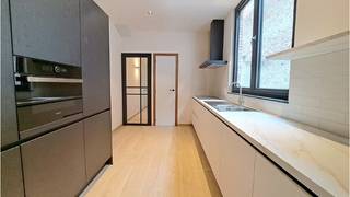 Volledig gerenoveerde herenwoning met 4 slaapkamers, TERRAS en TUIN op een uitstekende ligging in het centrum van Brugge, dichtbij de reitjes en met een vlotte verbinding naar de ring en het centrum van Brugge. ** + Energielabel A! ** + Warmtepomp! ** + Zonnepanelen! ** + Gerenoveerd in 2026! ** + Uitstekende mobiscore 9,3 op 10! ** ** Omvat een inkom, ruime en lichtrijke lefruimte, ingerichte keuken, kelder, 4 slaapkamers, 2 badkamers, zolder, terras, tuin en een fietsenberging. ** #leukwonen #brugge ** ** Beschikbaar 1 oktober 2026