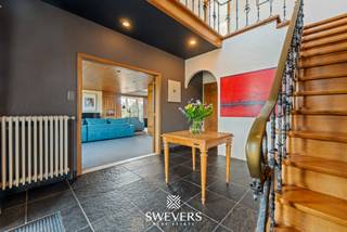 Voor meer info en foto’s, surf naar www.swevers.be – In een rustige en tegelijk bijzonder centrale straat in Paal-Beringen ligt deze instapklare open bebouwing op een mooi perceel van 1.186 m². Met een bewoonbare oppervlakte van 291 m² biedt deze woning alle ruimte voor een comfortabel gezinsleven. De woning werd gebouwd in 1966 en beschikt over vier volwaardige slaapkamers, twee badkamers, een inpandige garage, kelder en zolder.<br />Op het gelijkvloers vormt de lichtrijke woonkamer van 43 m² het gezellige hart van de woning. Aansluitend bevindt zich de praktische keuken met directe verbinding naar de eetruimte. Verder vindt u hier een ruime slaapkamer van 18,66 m², ideaal als master bedroom, bureauruimte of gastenkamer. Een badkamer, afzonderlijk toilet, berging, wasruimte en inpandige garage van circa 23 m² vervolledigen deze verdieping. De eerste verdieping telt nog drie ruime slaapkamers van respectievelijk 13,30 m², 24,80 m² en 17,50 m², evenals een tweede badkamer. Hierdoor geniet het hele gezin van extra comfort en voldoende privacy. Daarnaast beschikt de woning over een kelder van 26,88 m² en een ruime zolder van ongeveer 50 m², ideaal voor extra stockage. De grote tuin met noordwestelijke oriëntatie laat u volop genieten van de namiddag- en avondzon. Kinderen kunnen hier zorgeloos spelen terwijl tuinliefhebbers zich helemaal kunnen uitleven. Ook de ligging is een absolute troef. Scholen, openbaar vervoer, ontspanning, winkels en horeca bevinden zich op wandelafstand. Dankzij de nabijheid van de autosnelweg, op minder dan 1 kilometer, geniet u bovendien van een vlotte verbinding naar omliggende steden en gemeenten. Bent u op zoek naar een ruime, instapklare gezinswoning met vier slaapkamers, twee badkamers en een grote tuin op een uitstekende locatie? Dan is deze woning zeker een bezoek waard. Voor meer informatie, bel 011 255 155. Bron bewoonbare oppervlakte: EPC – verslag.