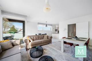 <p><span>Recent en energiezuinig appartement met 2 slaapkamers vlakbij Mechelen Centrum</span></p><p><span>Op zoek naar een instapklaar appartement met zeer veel lichtinval? Dan is dit hoekappartement, gelegen net buiten Mechelen centrum richting Zemst, zeker wat u zoekt.</span></p><p><span>Het appartementsgebouw werd recentelijk gebouwd, hierdoor beschikt u over een gunstig EPC, elektrische keuring Conform AREI en een asbestvrij attest!</span></p><p><span>Het appartement is gelegen op de eerste verdieping. U kan dit appartement bereiken via de trap of de lift!</span></p><p><span>U komt binnen in de inkomhal, waar u beschikt over een vestiaireruimte en een apart gastentoilet. Van hieruit komt u in de leefruimte waar u geniet van zeer veel lichtinval door de vele raampartijen. Deze woonkamer is zeer ruim zodat u met gemak een grote zithoek en een grote eethoek kan installeren. Vanuit de woonkamer heeft u toegang tot het fijne terras. In de open keuken heeft u alle comfort om een lekkere maaltijd te bereiden en beschikt u ook over een ontbijthoek.</span></p><p><span>Met dit appartement beschikt u over 2 ruime slaapkamers ( waarvan 1 beschikt over een terras) en een badkamer met bad, douche en lavabomeubel met dubbele lavabo.</span></p><p><span>Heeft u nog opbergruimte nodig? Dat is geen probleem want u beschikt nog over een ruime en privatieve berging in de kelder.</span></p><p><span>De auto kan u parkeren op de autostaanplaats die u verplicht dient bij te kopen voor 25 000 euro.</span></p><p><span>Het appartement is gelegen in een project dat georiënteerd is rond een binnentuin, die beschikbaar is voor alle bewoners. Achteraan zijn er autostaanplaatsen voorzien voor bezoekers!</span></p><p><span>Op zoek naar een ruim appartement vlakbij alle voorzieningen (scholen, winkels, openbaar vervoer,....) met een vlotte verbinding naar Antwerpen-Brussel-Leuven en met een fijne ligging tussen de bruisende stad Mechelen en het mooie Zemst? Aarzel dan zeker niet om ons te contacteren! (info@demakelaardij.be of  015/20.20.82)</span></p>