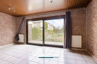 Deze woning bevindt zich op korte afstand van het centrum van Merchtem, met winkels, horeca en openbaar vervoer op wandelafstand. Ze beschikt over een praktische indeling, een garage, parkeermogelijkheid voor de deur en een onderhoudsvriendelijke tuin. Dankzij het EPC-label B is de woning bovendien energiezuinig. Momenteel is ze verhuurd aan stabiele huurders die er sinds 2018 wonen, wat het pand eveneens interessant maakt als investering.IndelingGelijkvloers: inkomhal met traphal, apart toilet, garage, sas, wasplaats met douche en een ruime hobbyruimte. Achteraan bevinden zich een veranda en terras met aansluiting op de onderhoudsvriendelijke tuin.Eerste verdieping: leefruimte met eetplaats, afzonderlijke keuken, badkamer en twee slaapkamers.Zolder: reeds afgewerkte en ruime zolderverdieping, momenteel bereikbaar via een valtrap. Mits verdere aanpassing kan deze ruimte eventueel worden ingericht als één of meerdere bijkomende kamers.Karakteristieken- EPC B – energiezuinige woning- Centrale ligging nabij het centrum- Winkels, horeca en openbaar vervoer op wandelafstand- Garage en parkeermogelijkheid voor de woning- Onderhoudsvriendelijke tuin- Ruime, inrichtbare zolder- Momenteel verhuurd aan €950/maand- Geïndexeerde huurprijs: €1.026,72/maandDeze woning combineert een centrale ligging met een praktische indeling, goede energieprestaties en bijkomende ruimte op de zolderverdieping. Een interessante eigendom voor zowel eigen bewoning als voor wie op zoek is naar een reeds verhuurd pand met bestaande huurinkomsten.Meer informatie of een bezoek ter plaatse? Contacteer ons via 02 460 80 46 of info@structura.be.