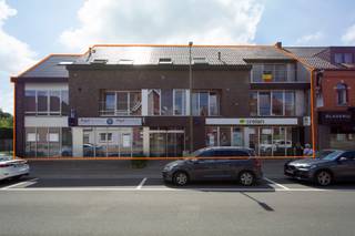 <br />Dit uitstekend onderhouden opbrengsteigendom met gemengd gebruik biedt een unieke investeringskans voor wie op zoek is naar kwalitatief vastgoed met een onmiddellijk en stabiel rendement. Het gebouw is volledig verhuurd en omvat vier woonentiteiten en twee commerciële ruimtes, waardoor u vanaf de akte geniet van een zekere en gespreide huurinkomst.<br /><br />De vier appartementen zijn stuk voor stuk verzorgd afgewerkt en beschikken elk over een slaapkamer, een uitgeruste keuken, een badkamer en een privatief terras. Dankzij het gunstige EPC-label B combineren de woonentiteiten hedendaags comfort met een energiezuinig karakter, wat hun aantrekkelijkheid op de huurmarkt alleen maar versterkt.<br />Op het gelijkvloers bevinden zich twee handelsruimtes die verhuurd zijn aan een verzekeringskantoor en een bank.<br />Deze gevestigde en betrouwbare huurders dragen bij aan de duurzame waarde en de stabiliteit van deze investering.<br /><br />Ook op praktisch vlak scoort dit pand uitstekend. Achteraan bevindt zich een ruime parkeergelegenheid, aangevuld met drie afgesloten garageboxen, een duidelijke meerwaarde voor zowel de residentiële als de commerciële huurders.<br />Met zijn volledige bezetting, sterke huurdersmix, gunstige energiescores en uitstekende staat van onderhoud vormt dit opbrengsteigendom een uitzonderlijke opportuniteit voor investeerders die kiezen voor zekerheid, kwaliteit en een duurzaam rendement.<br /><br />EPC: Enerielabel B<br />Stedenbouwkundige inlichtingen: in aanvraag<br />Keuring elektriciteit is CONFORM A.R.E.I. (algemeen reglement elektrische installaties.)<br />Geen overstromingsgevoelig gebied: P-score A, G-score A<br /><br />Contacteer Simon Van Innis voor bijkomende inlichtingen of een vrijblijvend plaatsbezoek via 0479 05 31 59 of via simon@ocvastgoed.be