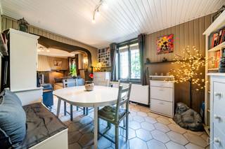 Schattig huis met 2 slaapkamers + kantoor van 107m2 met een prachtige woonruimte met de pelletkachel die de warme sfeer van de plek versterkt. Gelegen in een voetgangersstraat dicht bij het centrum van Ophain, dicht bij scholen en kleine winkels, is de ring in minder dan 5 minuten met de auto bereikbaar. Een mooi terras maakt dit charmante huis compleet door een echte privé-cocoon aan te bieden zonder vis-à-vis. Het vereist wat werk om het een tweede wind te geven (bepaalde frames, dakbedekking). Zeldzame kans in de regio, wacht niet langer om het te bezoeken, het zal niet lang op de markt blijven! Doe een aanbieding vanaf €230.000, onder voorbehoud van aanvaarding door de eigenaren