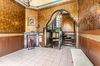 <p>Op wandelafstand van het centrum bevindt zich deze bijzondere neogotische stadswoning uit 1907, een authentieke eigendom met een unieke uitstraling en een prachtig zicht op de Leie. Een woning waar karakter, geschiedenis en hedendaags potentieel op een bijzondere manier samenkomen.</p><p></p><p>De woning ademt sfeer en authenticiteit. Karaktervolle elementen en warme materialen geven de leefruimtes een bijzonder aangename en unieke uitstraling. Dankzij de aanwezigheid van 3 slaapkamers en de veelzijdige indeling biedt deze eigendom tal van mogelijkheden.</p><p>De woning kan perfect dienst doen als unieke gezinswoning, maar biedt dankzij haar indeling ook interessante mogelijkheden voor bijvoorbeeld cohousing, een B&B of andere vormen van uitbating.</p><p>Een absolute troef is de private, overdekte buitenruimte, die rechtstreeks toegang geeft tot een afzonderlijke loftkamer. Deze extra ruimte kan naar eigen behoefte worden ingevuld en biedt mogelijkheden als werkruimte, ontspanningsruimte, extra slaapkamer of verhuureenheid.</p><p></p><p>De neogotische bouwstijl staat bekend om haar karaktervolle architectuur, verfijnde details en verwijzingen naar de middeleeuwse gotiek. Woningen in deze stijl zijn bijzonder gegeerd omwille van hun authentieke uitstraling, rijke geschiedenis en tijdloze charme.</p><p></p><p>De ligging maakt het geheel compleet: vlakbij het centrum, met alle voorzieningen op wandelafstand en de Leie als uniek decor.</p><p>Een zeldzame kans voor wie op zoek is naar een woning met karakter, geschiedenis, uitstraling én mogelijkheden.</p><p></p><p>Interesse in deze unieke eigendom?<br />Contacteer Marnix via <strong>0479 64 52 80</strong> of <strong>marnix@altro-vastgoed.be</strong>.</p>