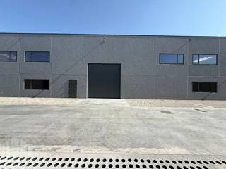<strong>Gloednieuwe KMO-unit</strong> te huur met een oppervlakte van 418 m², gelegen te Evergem. De ligging zorgt voor een uitstekende bereikbaarheid, op slechts 1 km van de <strong>R4</strong>, en op 2,4 km naar de <strong>E34 </strong>Antwerpen/Knokke, met dus ook een vlotte verbinding met de westelijke kant van de Gentse Haven (Desteldonk - Oostakker - Lochristi).<br /><br />De KMO-unit heeft een <strong>vrije hoogte van 6,5 meter</strong> en is voorzien van een lichtstraat met rookluik, een polybetonvloer en is uitgerust met verlichting, basis elektriciteit en sanitair. De unit beschikt over een automatische sectionale poort en een afzonderlijke toegangsdeur. Aan de voorgevel bevinden zich tevens <strong>drie</strong><strong> raampartijen</strong>, ideaal voor het inrichten van een kantoor of sociale ruimte. Bovendien zijn de units <strong>uitbreidbaar </strong>door een voorziene opening, zo kan deze unit uitgebreid worden tot 918 of 1.418 m². <strong>Privatieve parkeerplaatsen</strong> voor de unit.<br /><br />Contacteer PANORAMA B2B voor bijkomende (technische) inlichtingen, plannen of een vrijblijvend plaatsbezoek <strong>0477 02 09 02</strong>.