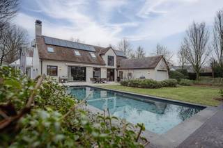 Cette villa magnifiquement entretenue est située dans un environnement verdoyant tout en restant proche du centre de Waregem, qui allie...